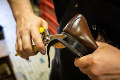 Réparation chaussure - Photo Alliance France Cuir - CNC Illustration cordonnerie multiservice