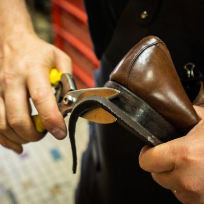 Réparation chaussure - Photo Alliance France Cuir - CNC Illustration cordonnerie multiservice